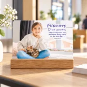 DIN-A6-Postkarte zur Jahreslosung 2027 in einem Kartenständer im Foyer einer Gemeinde