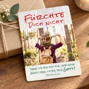 Ein Geschenk mit einer Postkarte zur Jahreslosung 2027 der Edition Katzenstein