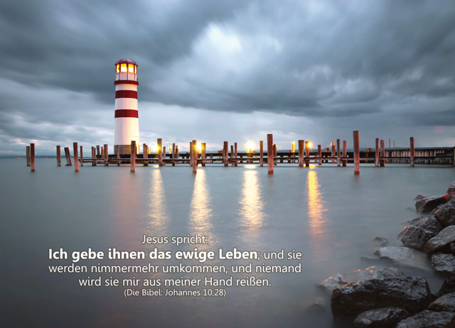 Postkarte: Leuchtturm vor Regenwolken