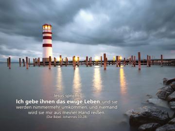 Postkarte: Leuchtturm vor Regenwolken
