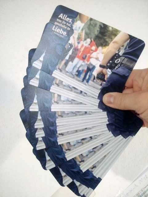 Postkarten Jahreslosung 2024 - 100-Stück-Set- Polizisten und Demonstranten