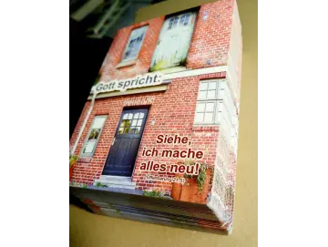 Postkarten Jahreslosung 2026 100er-Pack „Verwitterte und renovierte Haustür“