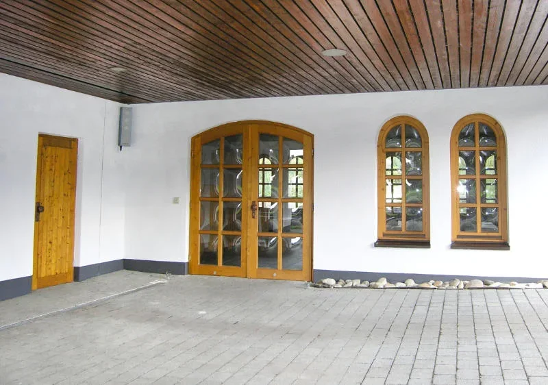 Altmodische Trauerhalle und deren Eingansbereich der Renovierung braucht