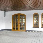 Altmodische Trauerhalle und deren Eingansbereich der Renovierung braucht