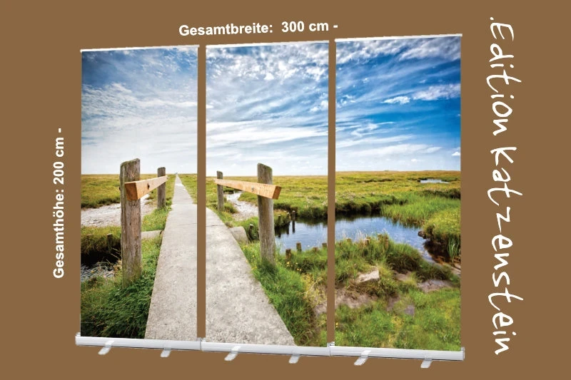 Roll-Up-Display mit Landschaftsmotiv „Pfad durch Salzwiesen“ und Bibelversen zur christlichen Trauerfeiergestaltung im 3er-Set