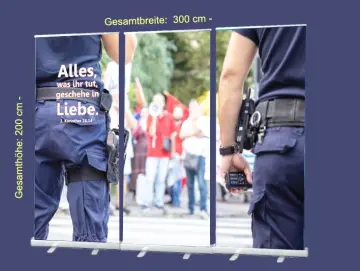 Roll-Up-Display Jahreslosung 2024 -Polizisten & Demonstranten
