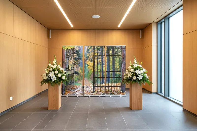 Moderne Trauerhalle mit Rollup-Display - Parktor - Bestatterbedarf