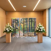 Moderne Trauerhalle mit Rollup-Display - Parktor - Bestatterbedarf