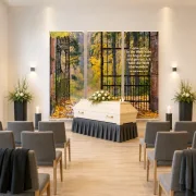 Roll-Up Display 3er-Set mit Herbsttor-Motiv und Bibelvers Johannes 16,33 in einer modernen deutschen Trauerhalle mit hellem Sarg