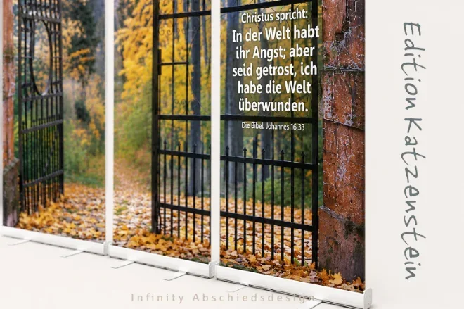 Nahaufnahme des hochwertigen Roll-Up Display 3er-Sets mit Herbsttor-Motiv und Bibelvers Johannes 16,33 von Edition Katzenstein