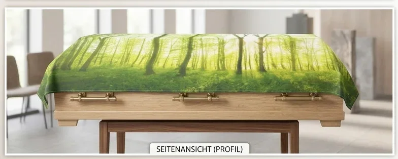 Seitliche Perspektive des Sargbanners „Frühlingswald“ als stilvolle textile Sargabdeckung bei einer Trauerfeier