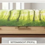 Seitliche Perspektive des Sargbanners „Frühlingswald“ als stilvolle textile Sargabdeckung bei einer Trauerfeier