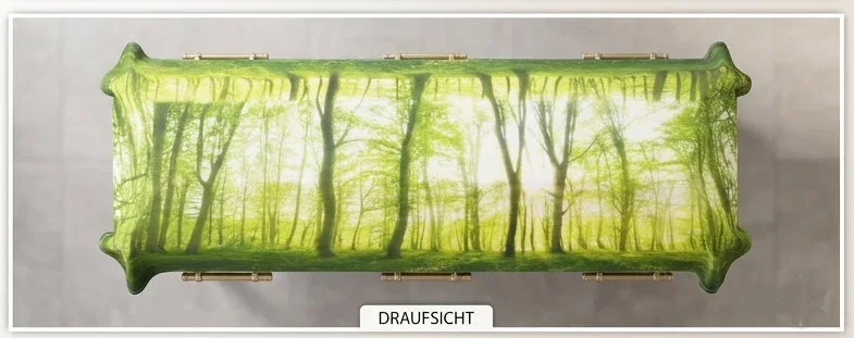 Draufsicht auf das vollständig ausgebreitete Sargbanner „Frühlingswald“ mit hellem Frühlingswaldmotiv zur würdevollen Sarggestaltung