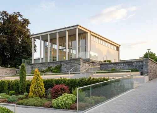 Trauerhalle im Grünen - Friedhofshalle Modernisierung