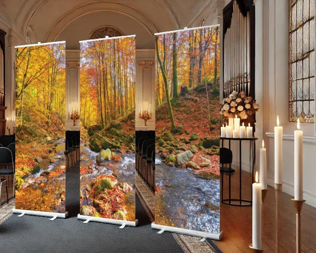 Eine Trauerhalle mit moderner Dekoration mit Roll-Up System von Infinity - Edition Katzenstein