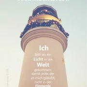 Christliche Weihnachtskarte: Weihnachtlich geschmückter Leuchtturm Postkarte