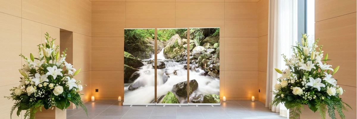 Rollup in Friedhofshalle - tr&ouml;stliche Dekoration