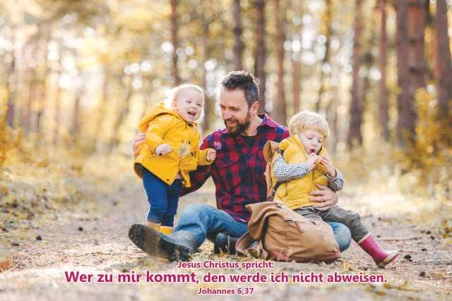 Postkarten Jahreslosung 2022 -Vater hält Kinder im Arm
