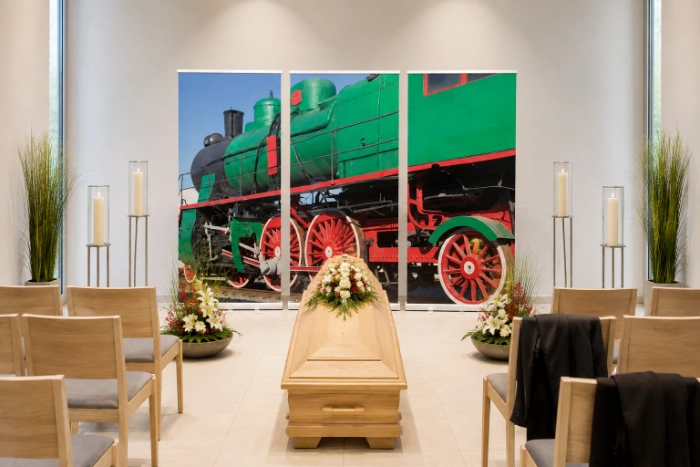 Roll-Up Display &bdquo;Historische Dampflok&ldquo; als Hintergrundgestaltung in einer modernen Trauerhalle